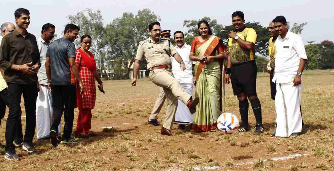 കണ്ണൂർ ജില്ലാ കേരളോത്സവത്തിന്റെ ഭാഗമായി പോലീസ് പരേഡ് ഗ്രൗണ്ടിൽ നടന്ന ഫുട്ബോൾ മത്സരം ഡി ഐ ജി രാഹുൽ ആർ നായർ ഗോളടിച്ച് ഉദ്ഘാടനം ചെയ്യുന്നു