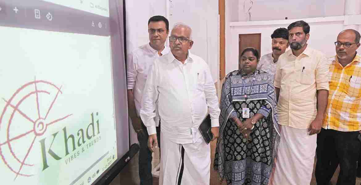 ഖാദി ഡിജിറ്റൽ മാർക്കറ്റിംഗ് ലോഗോ ഖാദി ബോർഡ് വൈസ് ചെയർമാൻ പി. ജയരാജൻ നിർവഹിക്കുന്നു