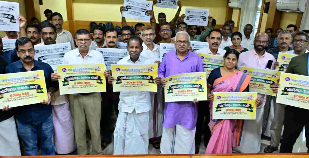 ഖാദി ബോർഡിന്റെ ഓണം വിപണന മേളയുടെ പ്രചരണ ക്യാമ്പെയിൻ കാർഡ് ഖാദിബോർഡ് വൈസ് ചെയർമാൻ പി.ജയരാജന്റെ നേതൃത്വത്തിൽ പ്രകാശനം ചെയ്യുന്നു