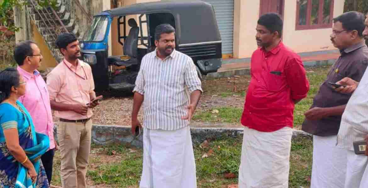 ഫോട്ടോ അടിക്കുറിപ്പ്- കോന്നി എംഎല്‍എ- ഇറപ്പുകുഴി പ്രമാടം ക്ഷേത്രം റോഡ് വാഴമുട്ടം എല്‍ പി സ്‌കൂള്‍ ജംഗ്ഷന്‍ വരെ ആധുനിക നിലവാരത്തില്‍ വികസിപ്പിക്കുന്നതിന്റെ ഭാഗമായി സ്ഥലം സന്ദര്‍ശിച്ച് ഉദ്യോഗസ്ഥരുമായി  അഡ്വ. കെ.യു. ജനീഷ് കുമാര്‍ എംഎല്‍എ ചര്‍ച്ച നടത്തുന്നു.