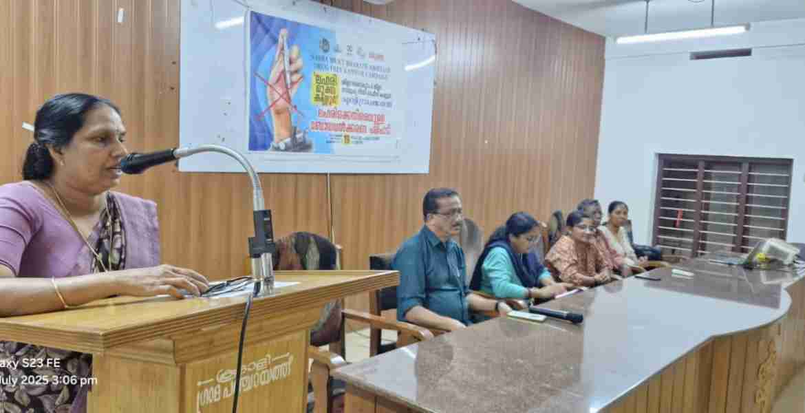 നശാ മുക്ത് ഭാരത് അഭിയാൻ ക്യാമ്പയിന്റെ ഭാഗമായി കൂടാളി ഗ്രാമപഞ്ചായത്തിൽ സംഘടിപ്പിച്ച ലഹരിക്കെതിരെയുള്ള ബോധവത്ക്കരണ ക്ലാസ് പ്രസിഡന്റ് പി കെ ഷൈമ ഉദ്ഘാടനം ചെയ്യുന്നു.