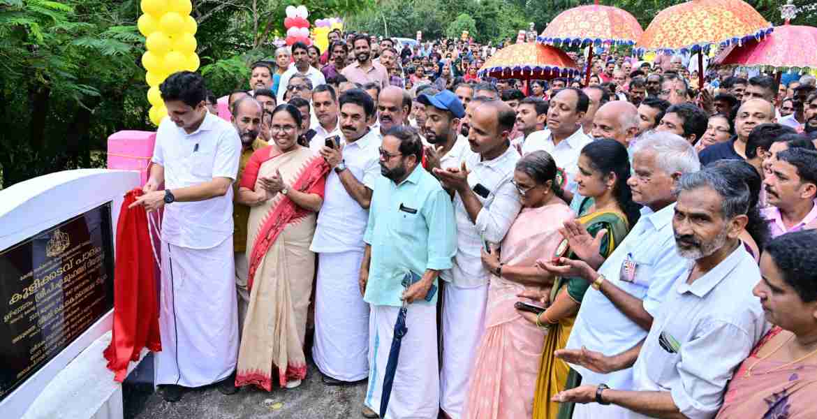 മട്ടന്നൂർ നഗരസഭയെയും മാങ്ങാട്ടിടം പഞ്ചായത്തിനെയും ബന്ധിപ്പിക്കുന്ന കൂളിക്കടവ് പാലത്തിന്റെ ഉദ്ഘാടനം  ടൂറിസം- പൊതുമരാമത്ത് വകുപ്പ് മന്ത്രി പി എ മുഹമ്മദ് റിയാസ് നിർവഹിക്കുന്നു കെ കെശൈലജ ടീച്ചർ എം എൽ എ സമീപം