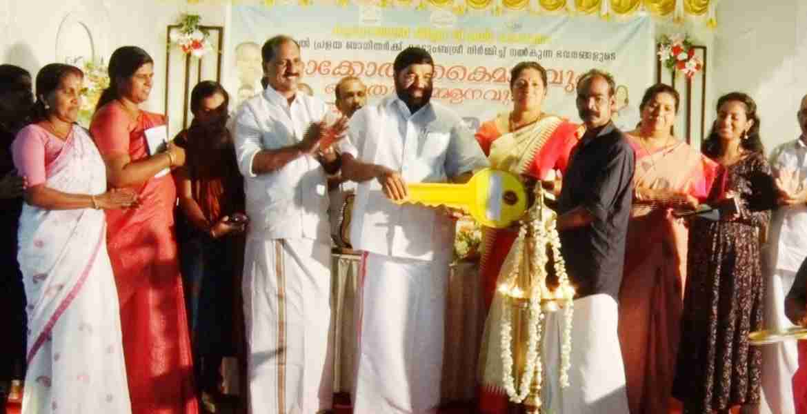  കൂട്ടിക്കലിലെ പ്രളയബാധിതർക്കായി കുടുംബശ്രീ പണിതു നൽകിയ നാലു വീടുകളുടെ താക്കോൽ ദാനം സഹകരണ- രജിസ്ട്രേഷൻ വകുപ്പ് മന്ത്രി വി.എൻ. വാസവൻ നിർവഹിക്കുന്നു