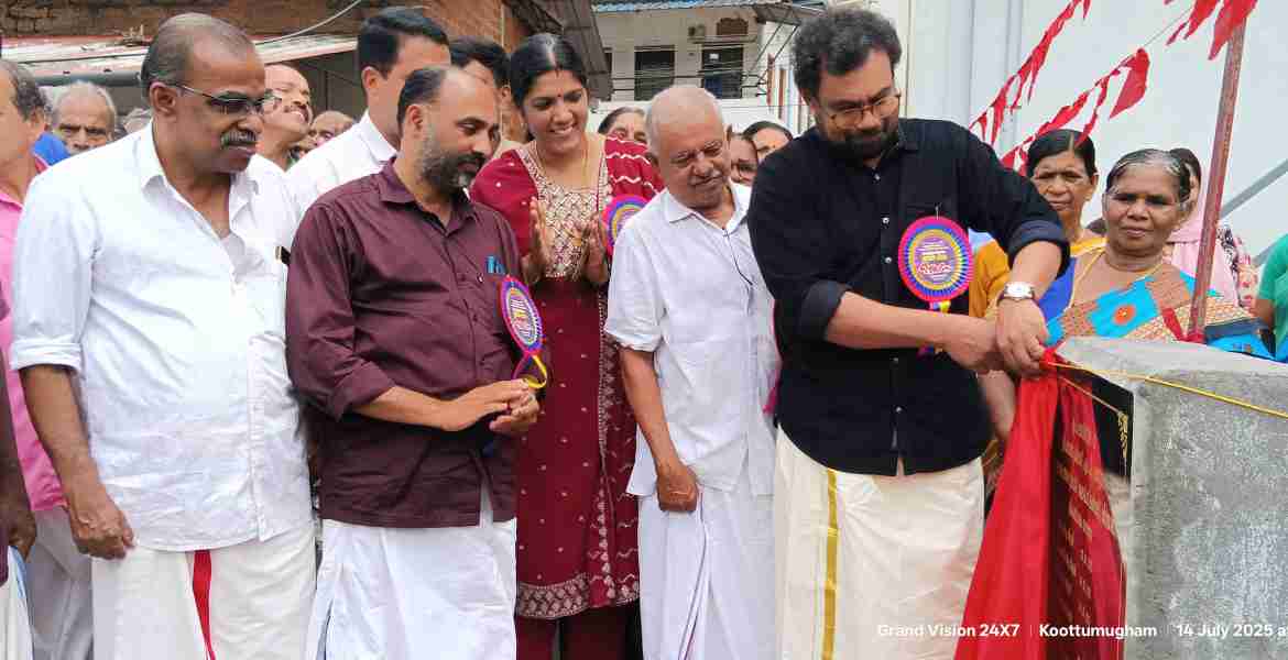 ജോൺ ബ്രിട്ടാസ് എംപിയുടെ പ്രാദേശിക വികസന ഫണ്ടിൽ നിന്നും അനുവദിച്ച 20 ലക്ഷം രൂപ കൊണ്ട് നിർമ്മിച്ച ശ്രീകണ്ഠാപുരം നഗരസഭയിലെ കൂട്ടുംമുഖം താഴെപ്പാലത്തിൻ്റെ ഉദ്ഘാടനം ജോൺ ബ്രിട്ടാസ് എംപി നിർവഹിക്കുന്നു.
