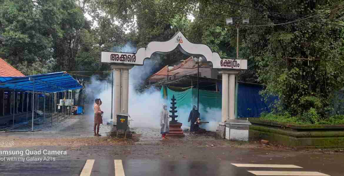 കൊട്ടിയൂർ ഉത്സവ പ്രദേശത്ത് കൊതുക് ജന്യ രോഗങ്ങൾ നിയന്ത്രിക്കുന്നതിനായി ജില്ലാ വെക്റ്റർ ബോൺ ഡീസീസ് കൺട്രോൾ യൂണിറ്റിന്റെയും കൊട്ടിയൂർ പി എച്ച് സി യുടെയും നേതൃത്വത്തിൽ ഫോഗിംഗ് നടത്തുന്നു