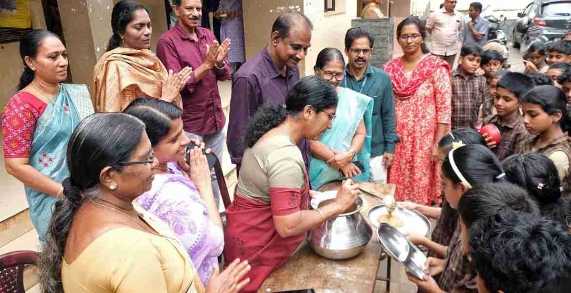 'ഗുഡ് മോർണിംഗ്' ഇടവേള ഭക്ഷണ വിതരണ പദ്ധതി നഗരസഭ ചെയർപേഴ്സൺ സുധ കിഴക്കെപ്പാട്ട് ഉദ്ഘാടനം ചെയ്യുന്നു