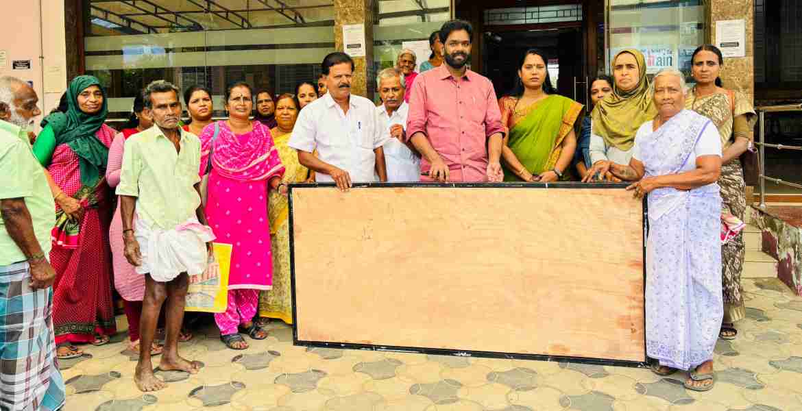 കൊഴിഞ്ഞമ്പാറ ഗ്രാമപഞ്ചായത്ത് സംഘടിപ്പിച്ച വയോജനങ്ങൾക്കുള്ള കട്ടില്‍ വിതരണം ഗ്രാമപഞ്ചായത്ത് പ്രസിഡന്റ് എം. സതീഷ് നിര്‍വഹിക്കുന്നു