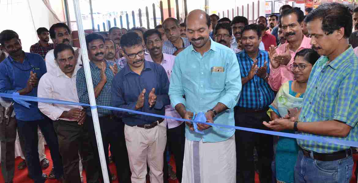 കേരള സര്‍ക്കാറിന്റെ 1000 ദിനാഘോഷ പരിപാടിയുടെ ഭാഗമായി കണ്ണൂരില്‍ സംഘടിപ്പിച്ച കെഎസ്ഇബി യുടെ പ്രദര്‍ശന സ്റ്റാള്‍ കെഎസ്ഇബി ഡയറക്ടര്‍ വി.ശിവദാസന്‍ ഉദ്ഘാടനം ചെയ്യുന്നു