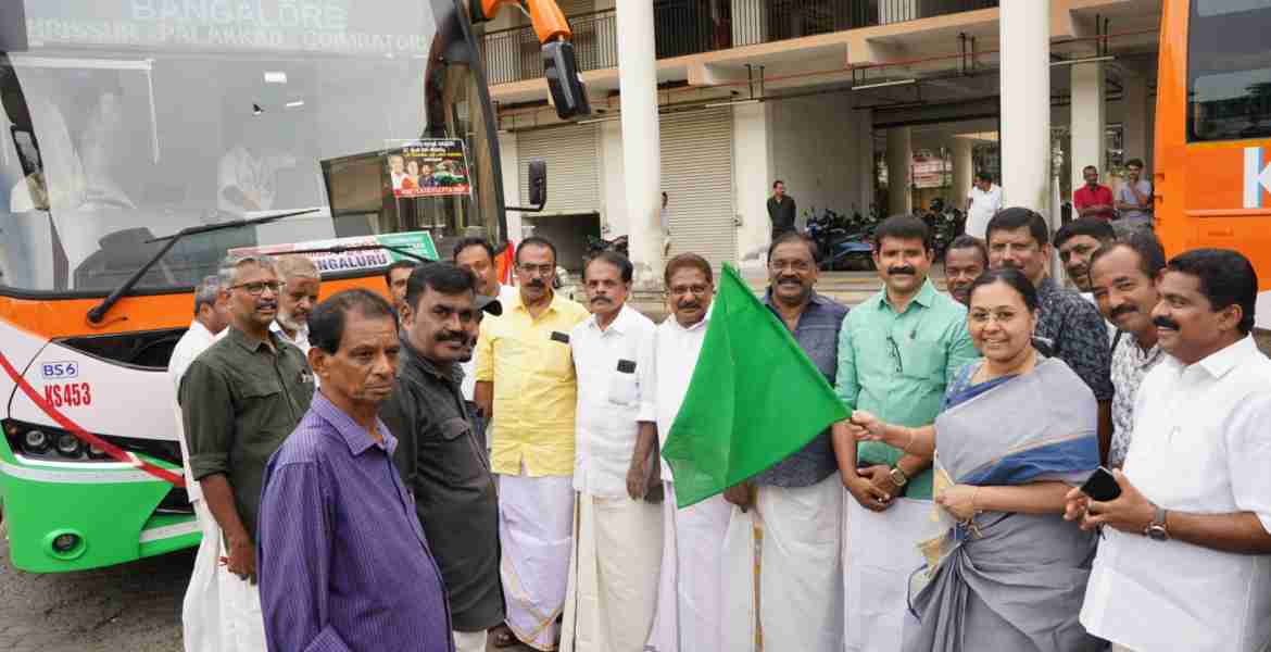 പത്തനംതിട്ട കെഎസ്ആർടിസി ഡിപ്പോയിൽ പുതുതായി അനുവദിച്ച  എസി സ്ലീപ്പർ വോൾവോ ബസ്സുകളുടെ ഫ്ലാഗ് ഓഫ്  മന്ത്രി വീണാ ജോർജ് നിർവഹിക്കുന്നു