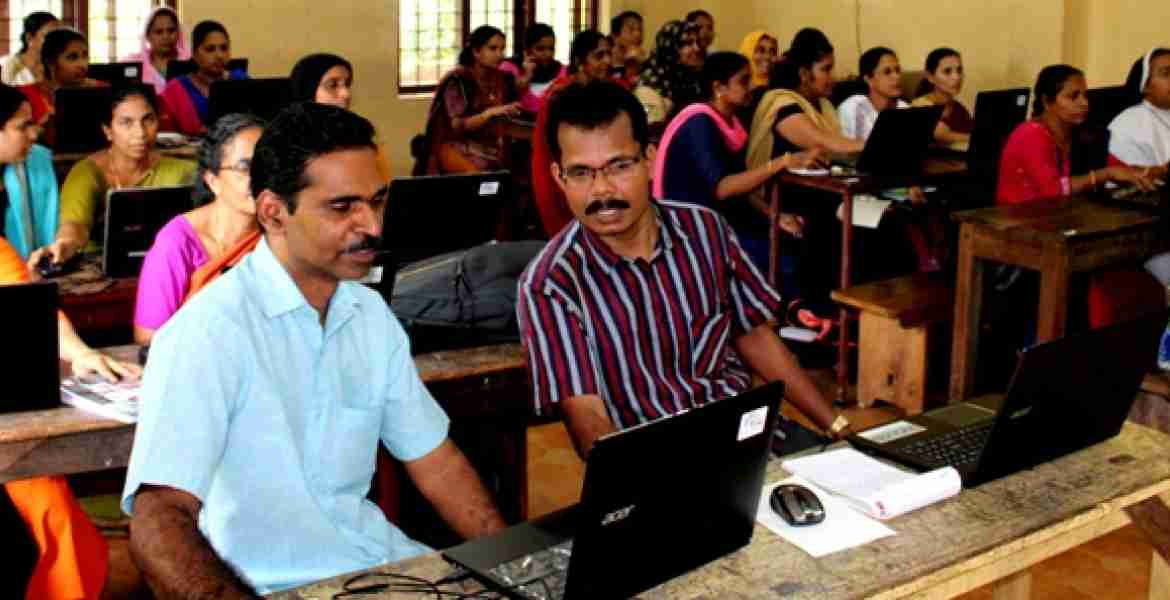 പ്രൈമറി-അപ്പര്‍ പ്രൈമറി വിഭാഗങ്ങളിലെ അധ്യാപകര്‍ തൊടുപുഴ ഗവ. ഹയര്‍ സെക്കന്ററി സ്‌കൂളുലെ പരിശീലന കേന്ദ്രത്തിലെ ഐ.സി.റ്റി. പരിശീലനത്തില്‍.