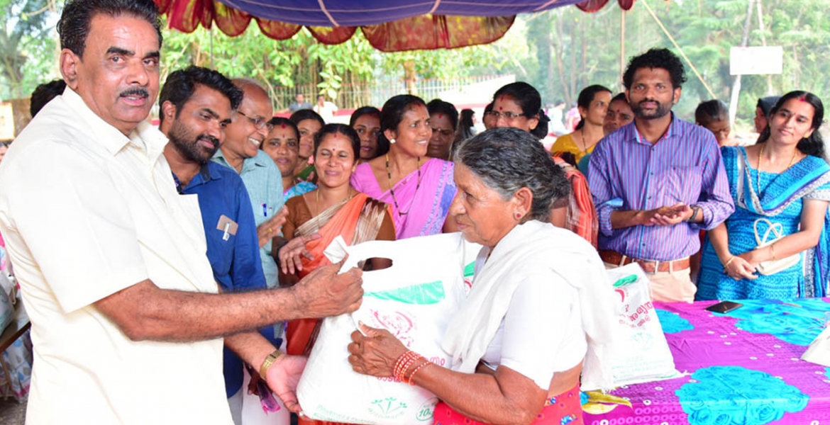 2.അജാനൂര്‍ കുടുംബശ്രീ സി ഡി എസ്സിന്റെ നേതൃത്വത്തില്‍ അന്നം അമൃതം എന്ന പേരില്‍ വിപണിയിലിറക്കിയ നാടന്‍ കുത്തരിയുടെ  വിപണന  ഉദ്ഘാടനം അജാനൂര്‍ ഗ്രാമപഞ്ചായത്ത് പ്രസിഡന്റ്  പി ദാമോദരന്‍ നിര്‍വ്വഹിക്കുന്നു. 