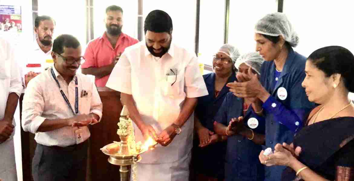 മെഡിക്കല്‍ കോളജ് കുട്ടികളുടെ ആശുപത്രിയില്‍ പ്രവര്‍ത്തനമാരംഭിച്ച കുടുംബശ്രീ സംരംഭമായ ഗ്രാന്‍ഡ് കിച്ചന്‍ റെസ്റ്റോറന്റ് മന്ത്രി വി.എന്‍. വാസവന്‍ ഉദ്ഘാടനം ചെയ്യുന്നു