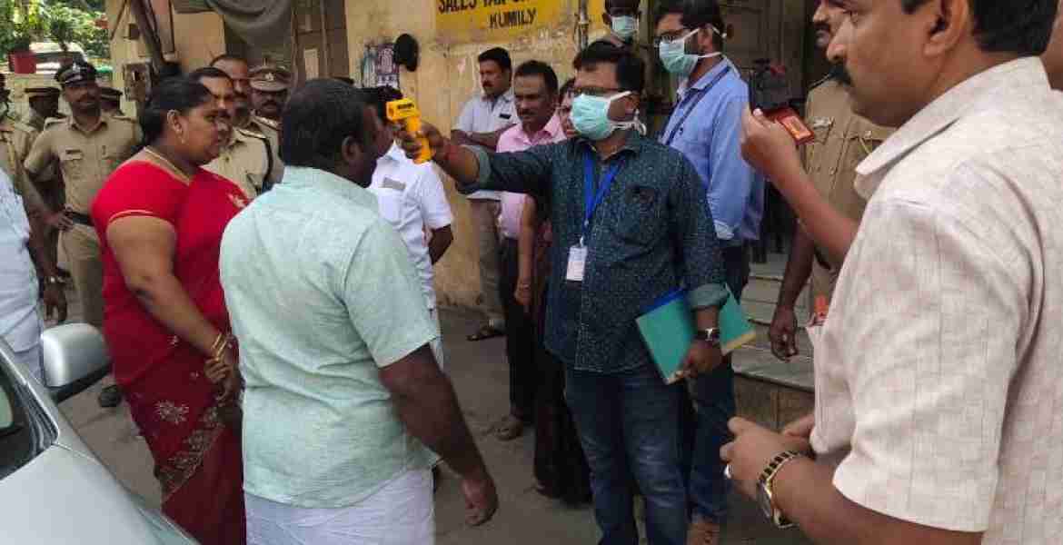 ജില്ലാ അതിര്‍ത്തി മേഖലയായ കുമളിയില്‍ വിദേശീയരുള്‍പ്പെടെ അതിര്‍ത്തി കടന്നെത്തുന്ന യാത്രികര്‍ക്ക് പ്രാഥമിക പരിശോധന നടത്തുന്നു.