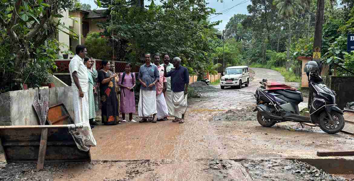 കുറിച്ചി ഗ്രാമപഞ്ചായത്തിലെ യുവരശ്മി കലുങ്കിന്റെ നിർമ്മാണ പുരോഗതി കുറച്ചി ഗ്രാമപഞ്ചായത്ത് പ്രസിഡന്റ് സുജാത സുശീലൻ വിലയിരുത്തുന്നു.  