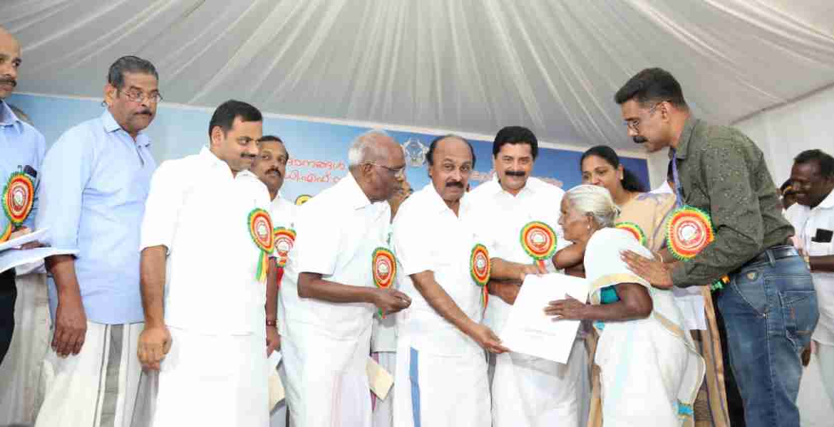 പട്ടയമേളയിൽ മന്ത്രി. ഇ ചന്ദ്രശേഖരനിൽ നിന്നും കുട്ടി അയ്യപ്പൻ പട്ടയം ഏറ്റുവാങ്ങുന്നു