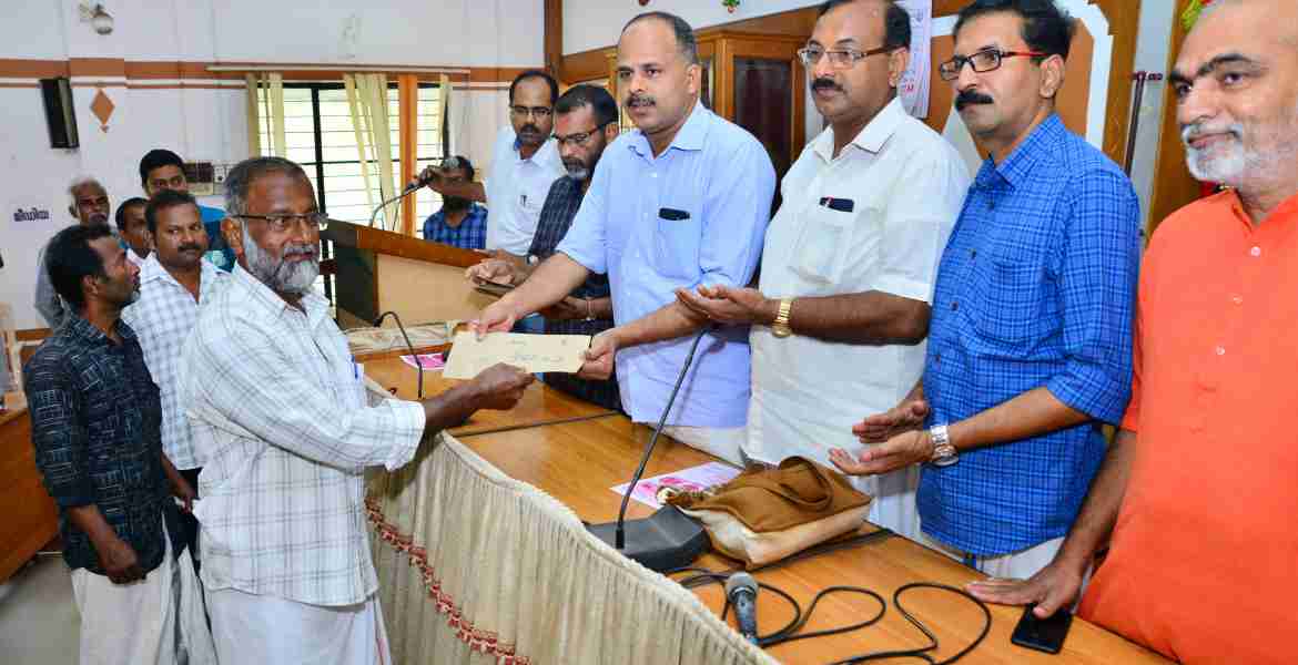 മത്സ്യ കര്‍ഷക സംഗമവും പ്രളയദുരിതാശ്വാസ ധനസഹായ വിതരണവും ജില്ലാ പഞ്ചായത്ത് പ്രസിഡണ്ട് കെ വി സുമേഷ് ഉദ്ഘാടനം ചെയ്യുന്നു