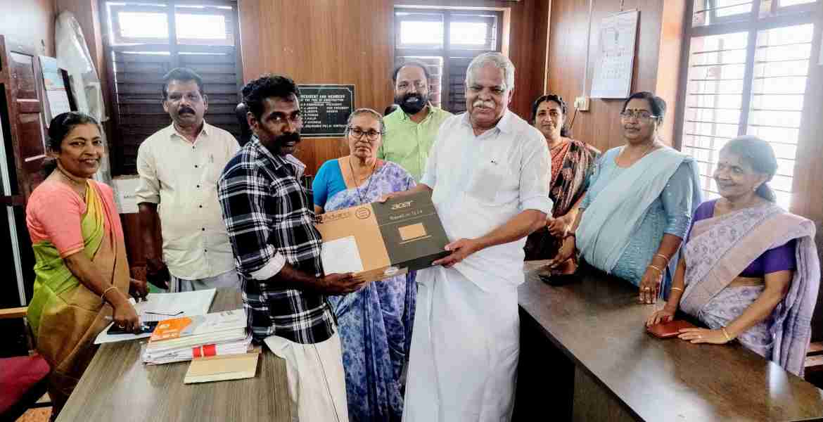 ലാപ്‌ടോപ്പ് വിതരണോദ്ഘാടനം വെച്ചൂച്ചിറ ഗ്രാമപഞ്ചായത്ത് പ്രസിഡന്റ് റ്റി കെ ജയിംസ് നിര്‍വഹിക്കുന്നു