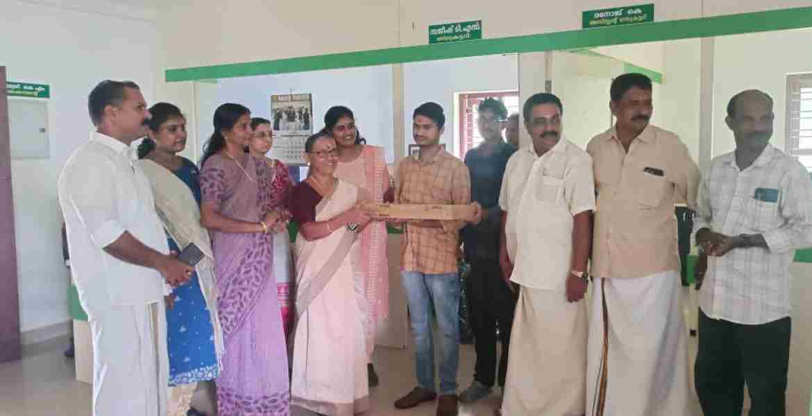 അയിരൂര്‍ ഗ്രാമപഞ്ചായത്ത് പ്രസിഡന്റ്  അമ്പിളി പ്രഭാകരന്‍ നായര്‍ ലാപ്‌ടോപ്പ് വിതരണം ചെയ്യുന്നു