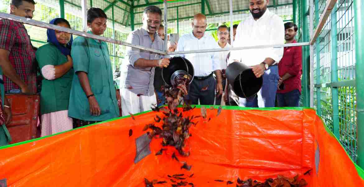 പോര്‍ട്ടബിള്‍ കരിയില സംഭരണിയുടെ പ്രവര്‍ത്തനോദ്ഘാടനം നഗരസഭ ചെയര്‍മാന്‍ അഡ്വ ടി സക്കീര്‍ ഹുസൈന്‍ ജില്ലാ കലക്ടര്‍ എസ് പ്രേംകൃഷ്ണന്റെ സാന്നിധ്യത്തില്‍ നിര്‍വഹിക്കുന്നു