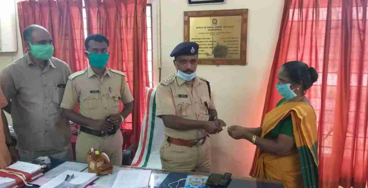 ഏലത്തോട്ടം തൊഴിലാളിയായ ലീലാമ്മ തന്റെ പെൻഷൻ തുക, മുഖ്യമന്ത്രിയുടെ ദുരിതാശ്വാസ നിധിയിലേയ്ക്ക് നല്കുന്നതിനായി കട്ടപ്പന ഡിവൈസ്പി എൻ.സി.രാജ്മോഹന് കൈമാറുന്നു.