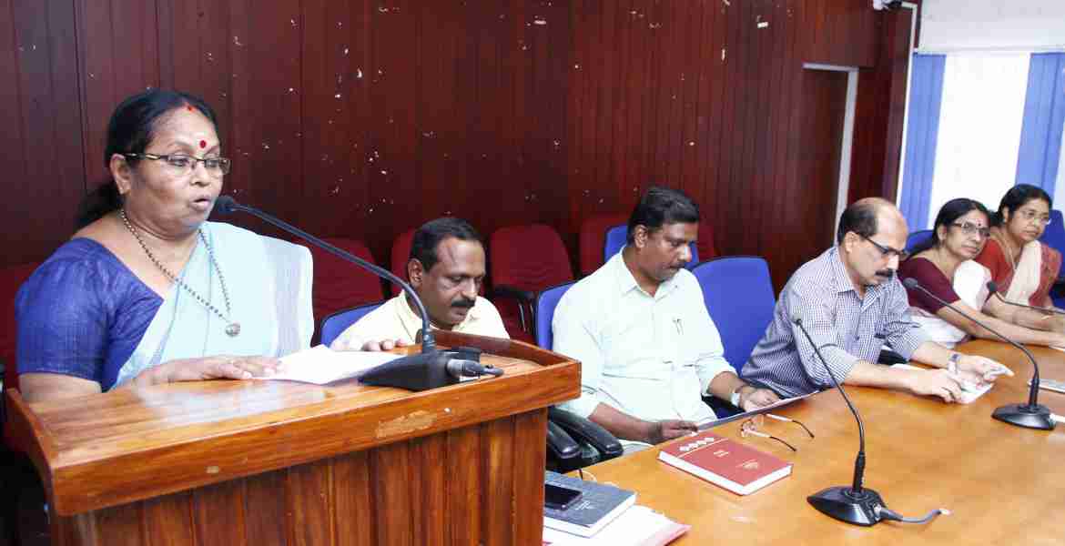 കളക്ടറേറ്റ് കോണ്‍ഫറന്‍സ് ഹാളില്‍ ലൈഫ് മിഷന്‍ കുടുംബ സംഗമത്തിന്റെ സംഘാടകസമിതി രൂപീകരണ യോഗം ജില്ലാ പഞ്ചായത്ത് പ്രസിഡന്റ് അന്നപൂര്‍ണാ ദേവി ഉദ്ഘാടനം ചെയ്യുന്നു.  