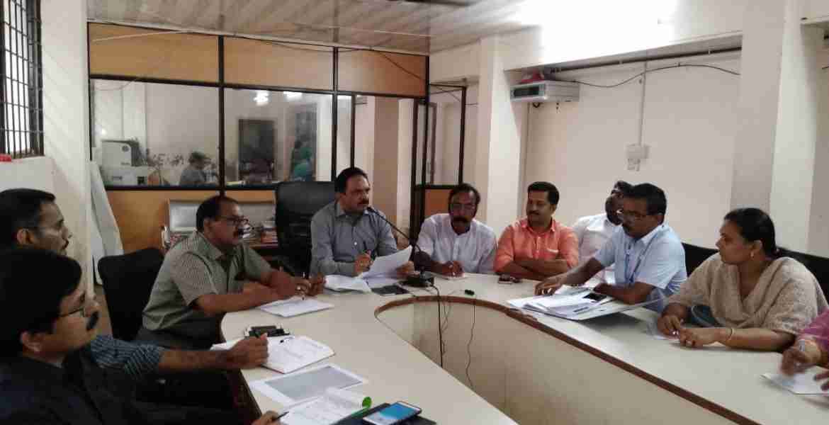 അടിമാലി ഗ്രാമപഞ്ചായത്ത് ഹാളില്‍ ചേര്‍ന്ന ലൈഫ് മിഷന്‍ അവലോകന യോഗത്തില്‍ സി. ഇ ഒ യു വി. ജോസ് സംസാരിക്കുന്നു.