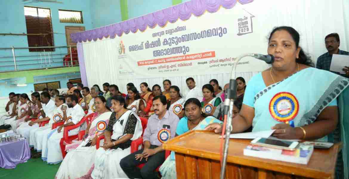 അഴുത ബ്ലോക്ക് പഞ്ചായത്തുതല ലൈഫ് മിഷന്‍ ഗുണഭോക്തൃ കുടുംബസംഗമവും അദാലത്തും വണ്ടിപ്പെരിയാറില്‍ ഇ.എസ്.ബിജിമോള്‍ എം.എല്‍.എ ഉദ്ഘാടനം ചെയ്യുന്നു.