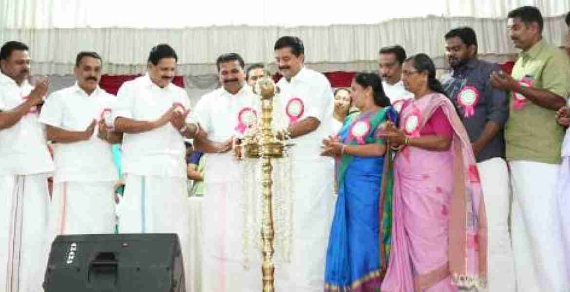 .ജില്ലയിലെ ലൈഫ് മിഷന്‍ ഗുണഭോക്താക്കളുടെ   കുടുംബസംഗമത്തിനും  അദാലത്തിനും തുടക്കം കുറിച്ച് കട്ടപ്പന ചേര്‍ന്ന സംഗമം  റോഷി അഗസ്റ്റിന്‍ എം.എല്‍.എ ഉദ്ഘാടനം ചെയ്യുന്നു.
