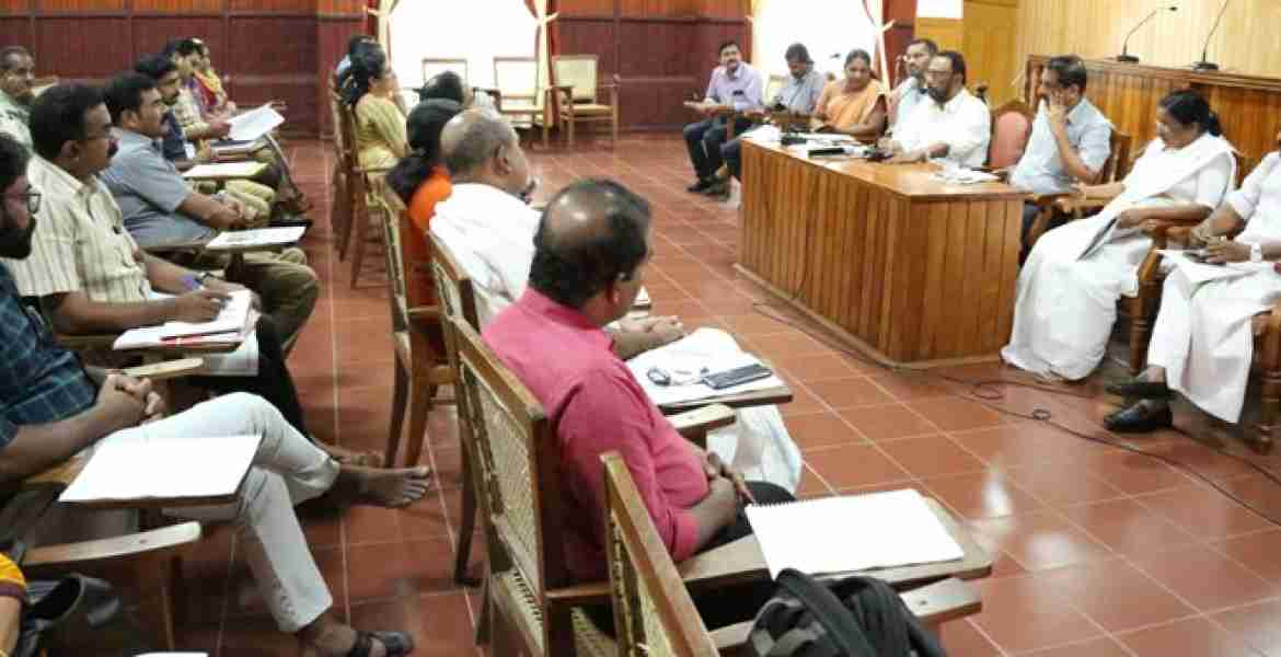 നവകേരള മിഷന്‍ സംസ്ഥാന കോ-ഓര്‍ഡിനേറ്റര്‍ ചെറിയാന്‍ ഫിലിപ്പ് ലൈഫ് മിഷന്‍ ജില്ലാതല കര്‍മസേന യോഗത്തിന് നേതൃത്വം നല്കിക്കൊണ്ട് സംസാരിക്കുന്നു.