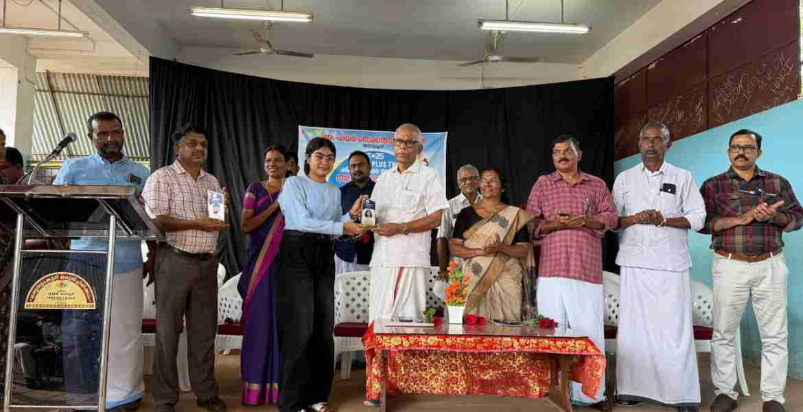മാവൂര്‍ ഗവ. ഹയര്‍ സെക്കന്‍ഡറി സ്‌കൂളില്‍ നടന്ന അനുമോദന ചടങ്ങില്‍ പിടിഎ റഹീം എംഎല്‍എ ഉപഹാരം കൈമാറുന്നു