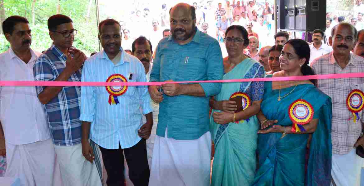 വനിതാ ഇൻഡസ്ട്രിയൽ എസ്റ്റേറ്റ് മലപ്പട്ടത്ത് വ്യവസായ വകുപ്പ് മന്ത്രി പി രാജീവ് ഉദ്ഘാടനം ചെയ്യുന്നു