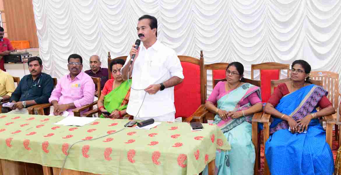 ചങ്ങനാശേരി നിയോജകമണ്ഡലത്തിലെ മാലിന്യമുക്ത നവകേരളം കാമ്പയിൻ പ്രവർത്തന അവലോകന യോഗത്തിൽ അഡ്വ. ജോബ് മൈക്കിൾ എം.എൽ.എ. സംസാരിക്കുന്നു.