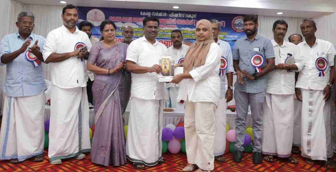 കേരള മത്സ്യതൊഴിലാളി ക്ഷേമനിധി ബോർഡിന്റെ എസ്എസ്എൽസി, പ്ലസ് ടു പരീക്ഷകളിൽ ഉന്നതവിജയം നേടിയ വിദ്യാർത്ഥികൾക്കുള്ള പാരിതോഷികം കണ്ണൂർ കോർപ്പറേഷൻ മേയർ മുസ്ലിഹ് മഠത്തിൽ വിതരണം ചെയ്യുന്നു