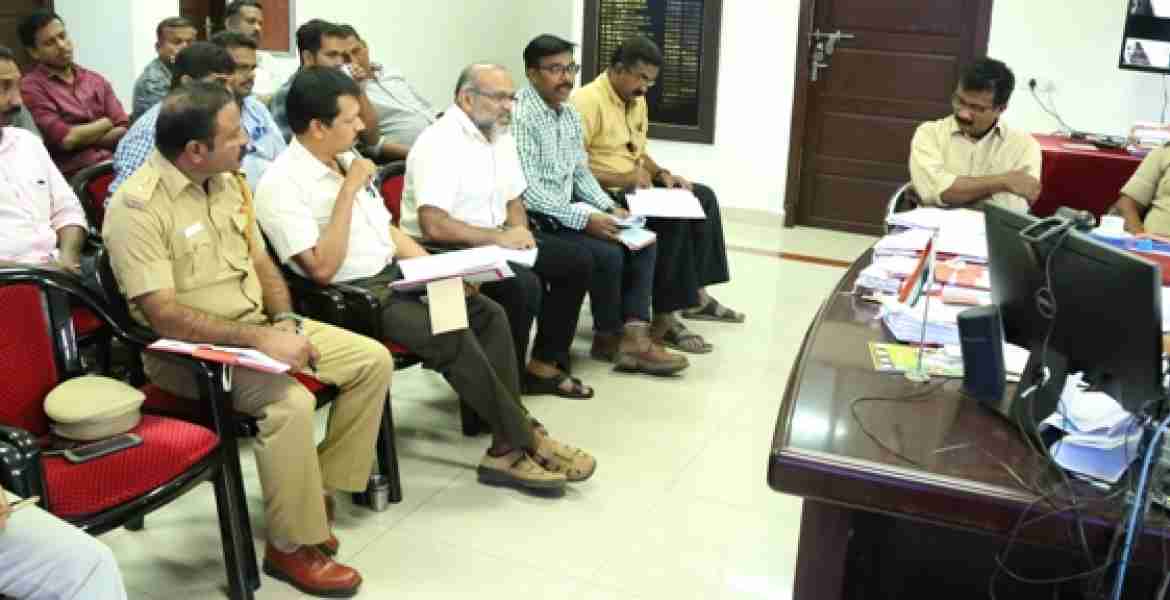 ജില്ലാ കളക്ടര്‍ എച്ച് ദിനേശന്റെ നേതൃത്വത്തില്‍  നടന്ന ചിത്ര 	പൗര്‍ണമി 	അവലോകന യോഗത്തില്‍ നിന്ന്  