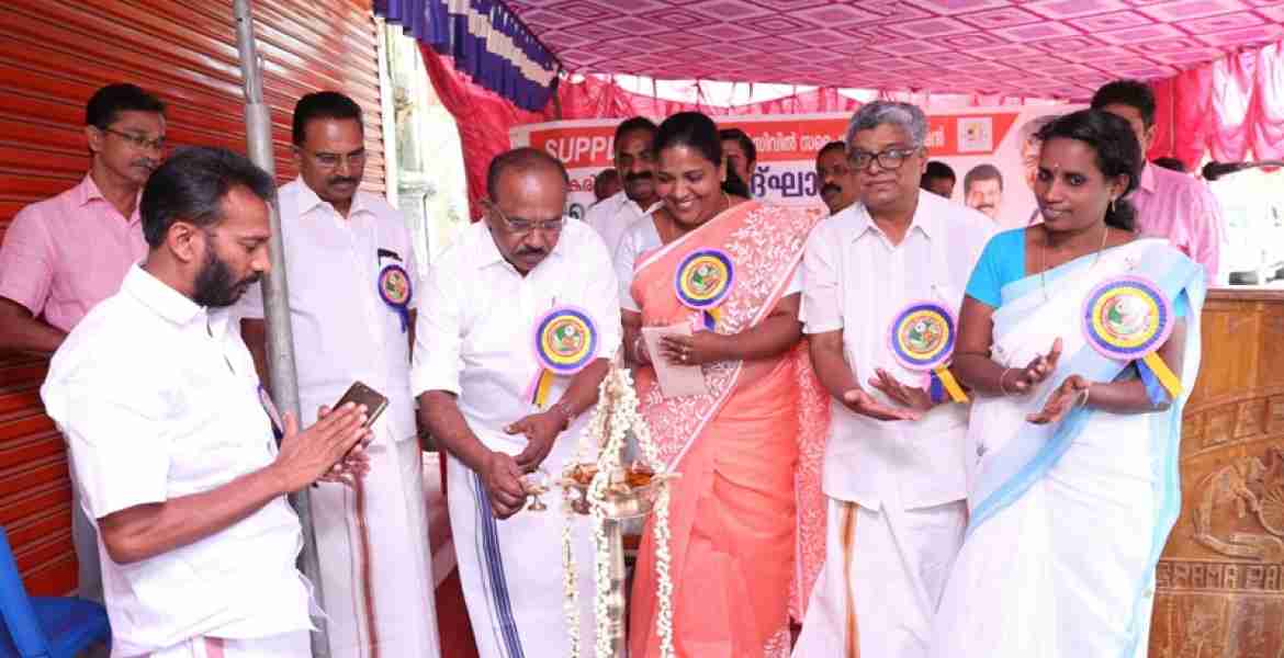 പാമ്പനാറില്‍ നവീകരിച്ച സപ്ലൈകോ സൂപ്പര്‍ മാര്‍ക്കറ്റിന്റെ ഉദ്ഘാടനം മന്ത്രി പി.തിലോത്തമന്‍ നിര്‍വ്വഹിക്കുന്നു.  
