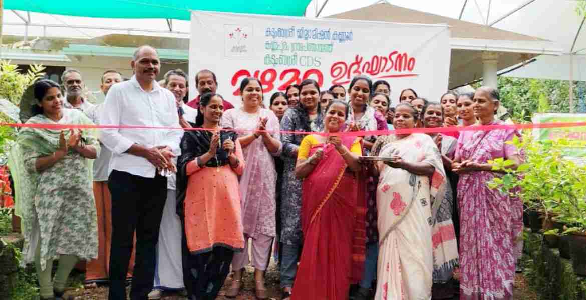കണ്ണപുരം പഞ്ചായത്ത്‌ പ്രസിഡന്റ്‌ കെ രതി മഴമറ ഉദ്ഘടനം ചെയുന്നു.