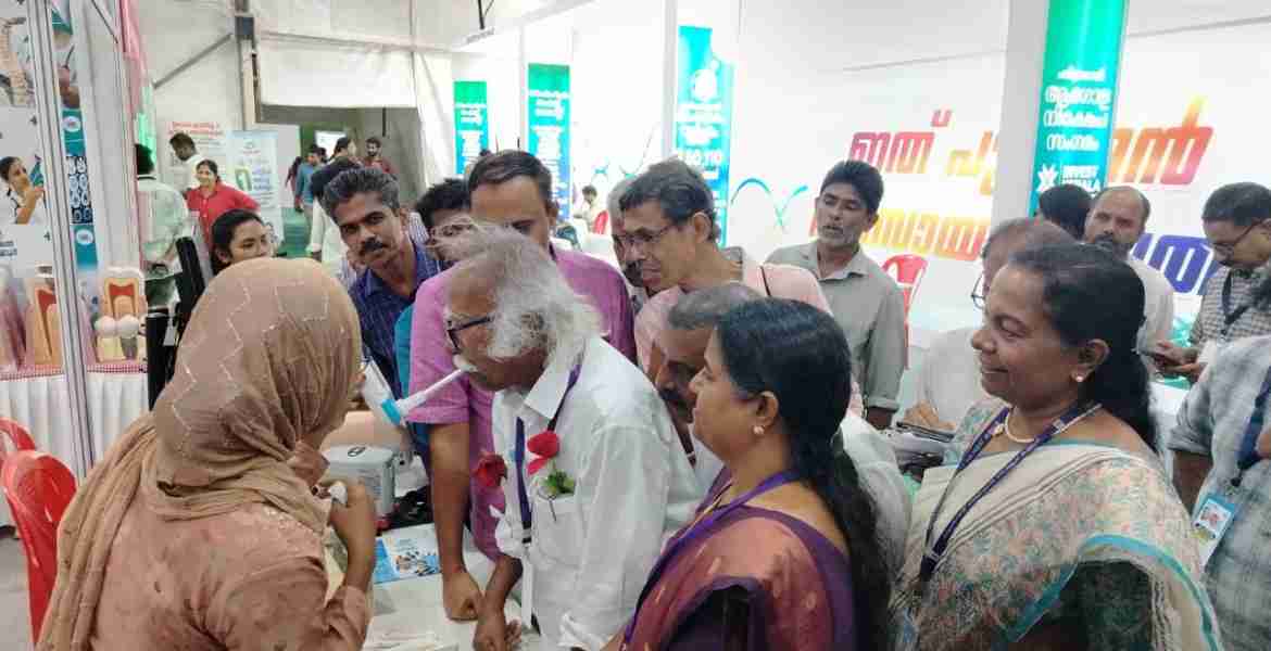 എന്റെ കേരളം പ്രദർശന വിപണന മേളയിൽ മന്ത്രി നിക്കോർട്ടിന്റെ അളവ് പരിശോധിക്കുന്നു.