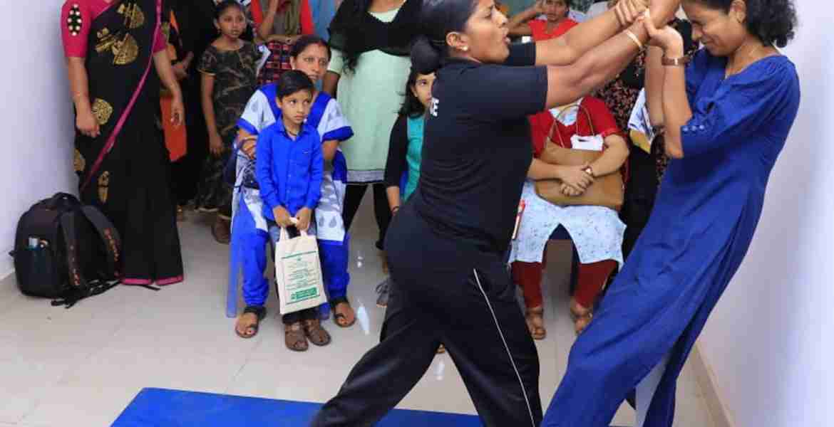   സ്ത്രീ സുരക്ഷയുടെ ഭാഗമായി വനിതാ സെല്‍ ഉദ്യോഗസ്ഥ പ്രസീത സ്വയം പ്രതിരോധ വിദ്യകള്‍ പരിശീലിപ്പിക്കുന്നു