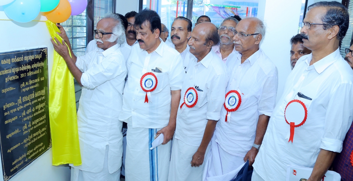 കാസര്‍കോട് തുറമുഖ ഓഫീസിന്റേയും ക്വാര്‍ട്ടേഴ്‌സുകളുടേയും ഉദ്ഘാടനം തുറമുഖ - മ്യൂസിയം പുരാവസ്തു പുരാരേഖ വകുപ്പ് മന്ത്രി രാമചന്ദ്രന്‍ കടന്നപ്പള്ളി നിര്‍വഹിക്കുന്നു. 