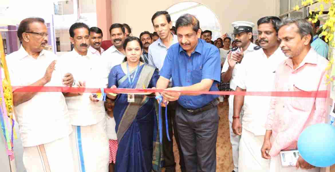 ഇടുക്കി കലക്ടറേറ്റില്‍ സജ്ജമാക്കിയ മാതൃകാ പോളിംഗ് സ്‌റ്റേഷന്‍ കലക്ടര്‍ എച്ച് ദിനേശന്‍ ഉദ്ഘാടനം ചെയ്യുന്നു