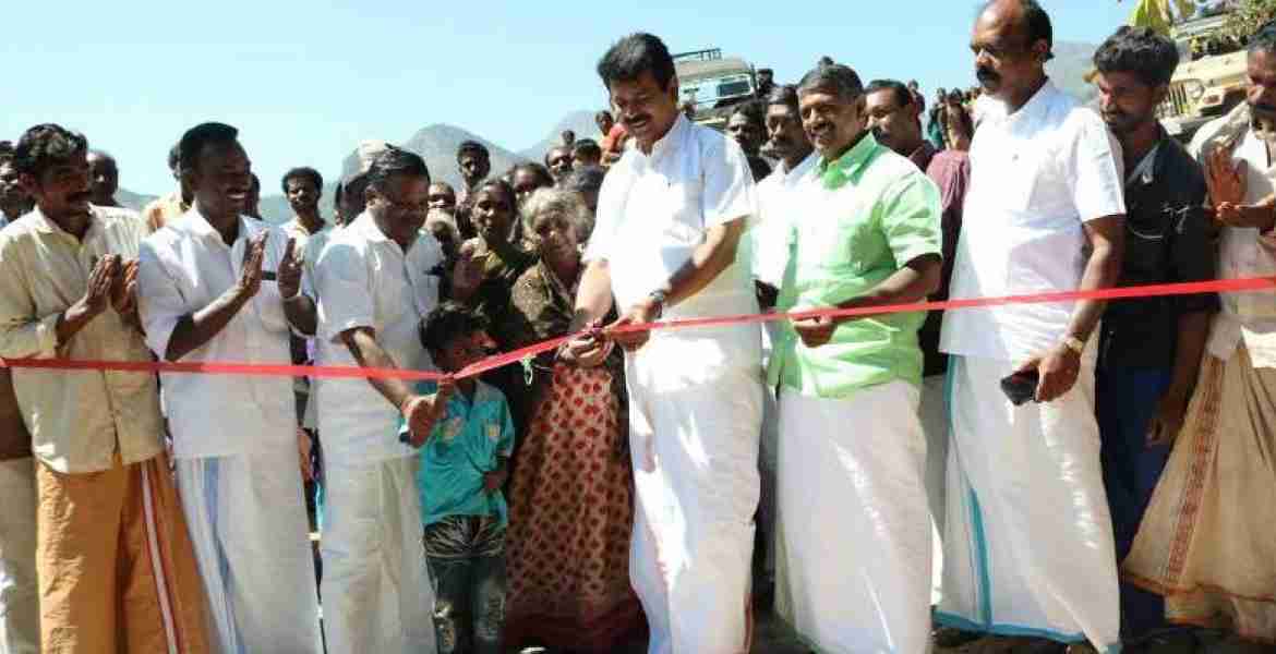 മൂന്നാര്‍ - മറയൂര്‍ റോഡ് നിര്‍മ്മാണ ഉദ്ഘാടനം ജോയിസ് ജോര്‍ജ്ജ് എം പി നിര്‍വഹിക്കുന്നു.