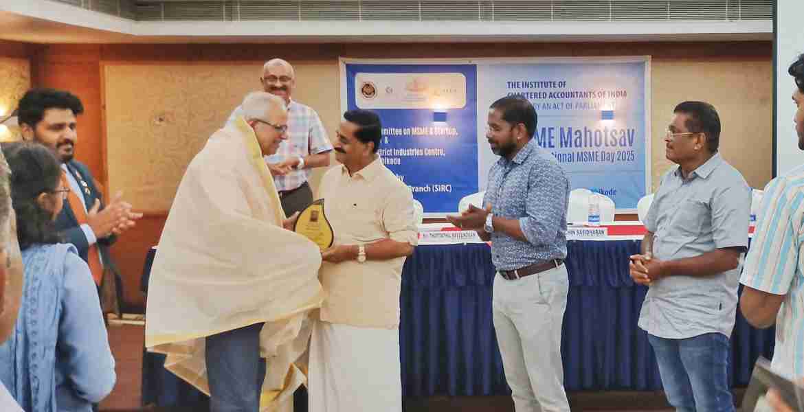 ഇന്‍സ്റ്റിറ്റ്യൂട്ട് ഓഫ് ചാര്‍ട്ടേഡ് അക്കൗണ്ടന്റ്‌സിന്റെയും ജില്ലാ വ്യവസായ കേന്ദ്രത്തിന്റെയും ആഭിമുഖ്യത്തില്‍ നടന്ന എംഎസ്എംഇ ദിനാചരണത്തില്‍ മുതിര്‍ന്ന സംരംഭകരെ തോട്ടത്തില്‍ രവീന്ദ്രന്‍ എംഎല്‍എ ആദരിക്കുന്നു