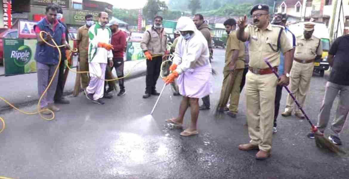 മൂന്നാറില്‍ നടന്ന ശുചീകരണ യജ്ഞത്തില്‍ നിന്ന്.