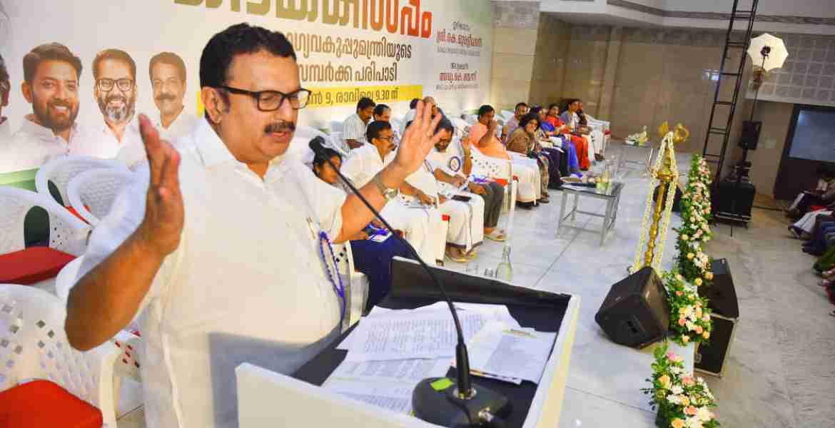 കായകല്‍പ്പം' ജനസമ്പര്‍ക്ക പരിപാടിയുടെ സംസ്ഥാനതല ഉദ്ഘാടനം മന്ത്രി കെ മുരളീധരന്‍ നിര്‍വഹിക്കുന്നു