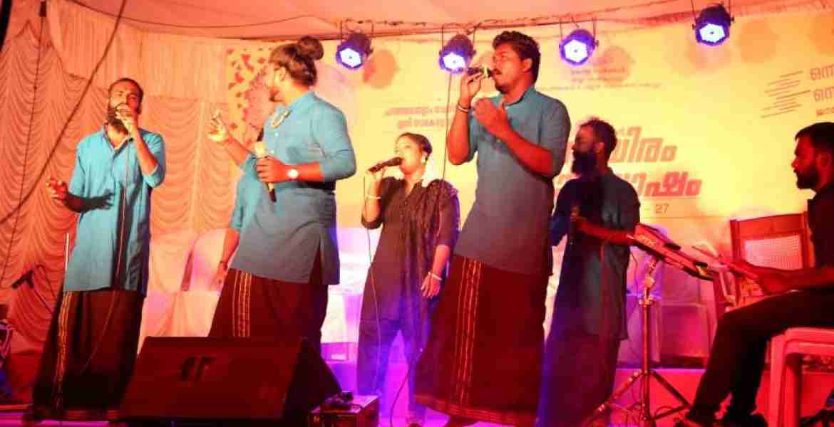 സര്‍ക്കാരിന്റെ 1000 ദിനാഘോഷങ്ങളോടനുബന്ധിച്ച് മന്ദാരക്കാവ് കലാകാരന്‍മാര്‍ വേദിയില്‍ നാടന്‍പ്പാട്ട് അവതരിപ്പിക്കുന്നു.