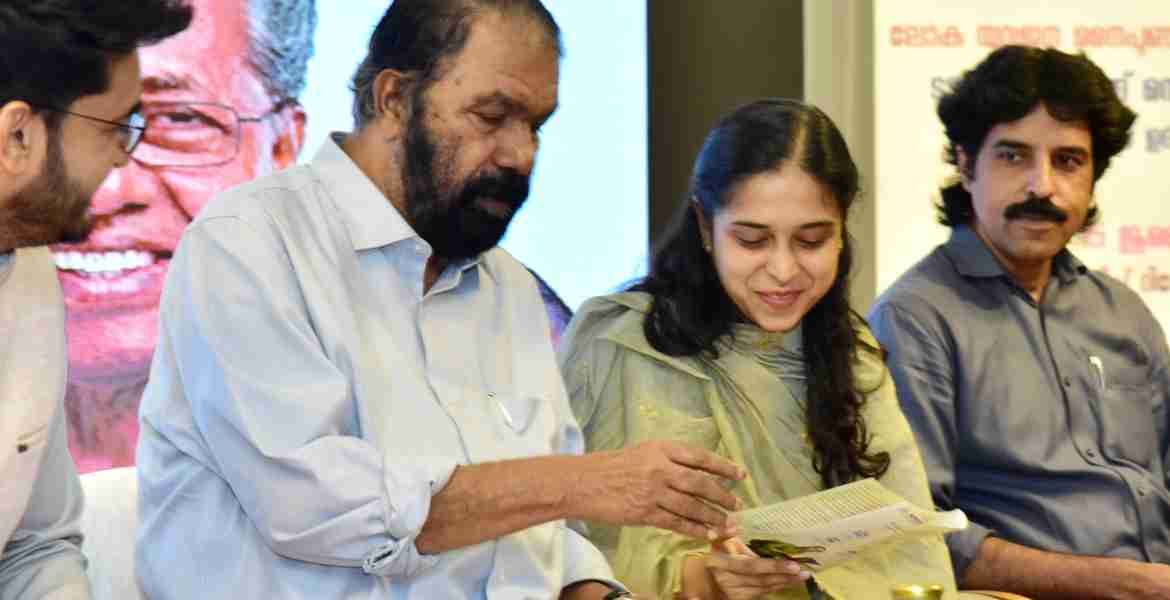 ലോക യുവജന നൈപുണ്യ ദിനാചരണവും ടാലി ട്രെയിനിങ്  സെന്ററുകളുടെ അക്രഡിറ്റേഷനും പയ്യാമ്പലം കൃഷ്ണ ബീച്ച് റിസോർട്ടിൽ ഉദ്ഘാടനം ചെയ്യുന്ന ചടങ്ങിൽ പൊതു വിദ്യാഭ്യാസ, തൊഴിൽ വകുപ്പ് മന്ത്രി വി ശിവൻകുട്ടി അസി. കലക്ടർ എഹ്‌തെദ മുഹസ്സിറിന് നോട്ടീസ് കൈമാറി മലയാളം പഠിച്ചോ എന്ന് ചോദിക്കുന്നു. കെയ്‌സ് എംഡി സൂഫിയാൻ അഹമ്മദ് , ജില്ലാ പ്ലാനിംഗ് ഓഫീസർ നെനോജ് മേപ്പടിയത്ത് സമീപം