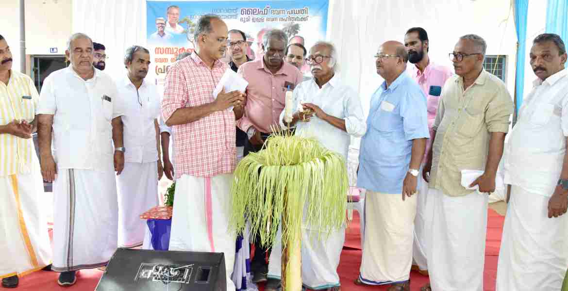 നാറാത്ത് പഞ്ചായത്ത് ലൈഫ് ഭവന പദ്ധതി  ഭൂമിയുള്ള ഭവനരഹിതർക്ക് സമ്പൂർണ്ണ ഭവന നിർമ്മാണ പ്രഖ്യാപനത്തിന്റെ ഉദ്ഘാടനം രജിസ്ട്രേഷൻ മ്യൂസിയം പുരാവസ്തു വകുപ്പ് മന്ത്രി രാമചന്ദ്രൻ കടന്നപ്പള്ളി നിർവ്വഹിക്കുന്നു
