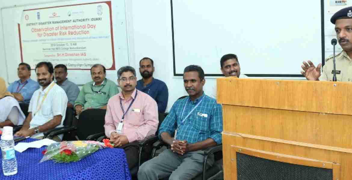  നെടുങ്കണ്ടണ്‍ം എം ഇ എസ് കോളേജില്‍ ലോക ദുരന്തനിവാണ ദിനാചരണത്തിന്റെ ഭാഗമായി സംഘടിപ്പിച്ച യോഗം കട്ടപ്പന ഡിവൈ എസ് പി എന്‍. സി. രാജ്മോഹന്‍ ഉദ്ഘാടനം ചെയ്യുന്നു.