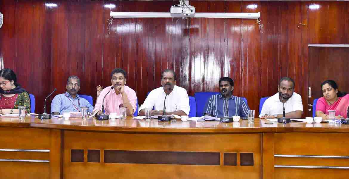 പത്തനംതിട്ട ജില്ലയില്‍ നിന്നും ലഭിച്ചിട്ടുള്ള  പരാതികളിന്മേല്‍ ബന്ധപ്പെട്ട ജില്ലാതല ഉദ്യോഗസ്ഥരില്‍ നിന്ന് തെളിവെടുപ്പ് നടത്തുന്നതിന് കളക്ടറേറ്റ് കോണ്‍ഫറന്‍സ് ഹാളില്‍ ചേര്‍ന്ന യോഗത്തില്‍ നിയമസഭയുടെ പട്ടികജാതി പട്ടികവര്‍ഗ ക്ഷേമം സംബന്ധിച്ചുള്ള സമിതി ചെയര്‍മാന്‍ ഒ.ആര്‍.കേളു എംഎല്‍എ സംസാരിക്കുന്നു. സമിതി അംഗങ്ങളായ പി.വി. ശ്രീനിജന്‍ എംഎല്‍എ, പി.പി. സുമോദ് എംഎല്‍എ, വി.ആര്‍. സുനില്‍കുമാര്‍ എംഎല്‍എ, ഒ.എസ്. അംബിക എംഎല്‍എ, ജില്ലാ കളക്ടര്‍ ഡോ. ദിവ്യ എസ് അയ്യര്‍ എന്നിവര്‍ സമീപം.