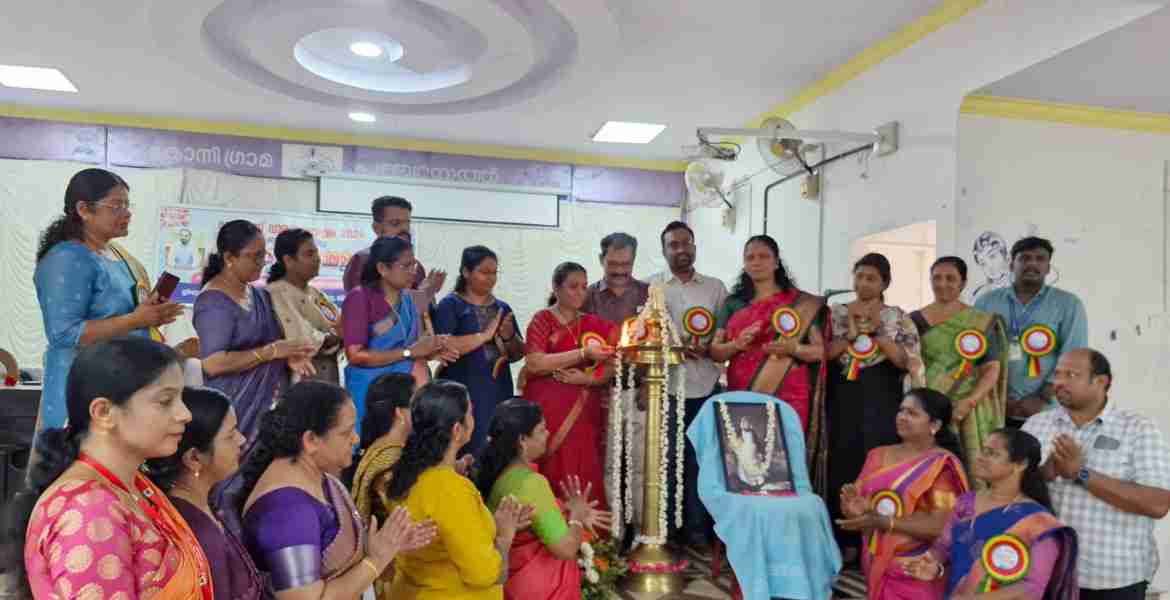 നഴ്‌സസ്  വാരാഘോഷ ഉദ്ഘാടനം ജില്ലാ മെഡിക്കല്‍ ഓഫീസര്‍ ഡോ. എല്‍ അനിതകുമാരി  കോന്നി പ്രിയദര്‍ശനി ഓഡിറ്റോറിയത്തില്‍ നിര്‍വഹിക്കുന്നു